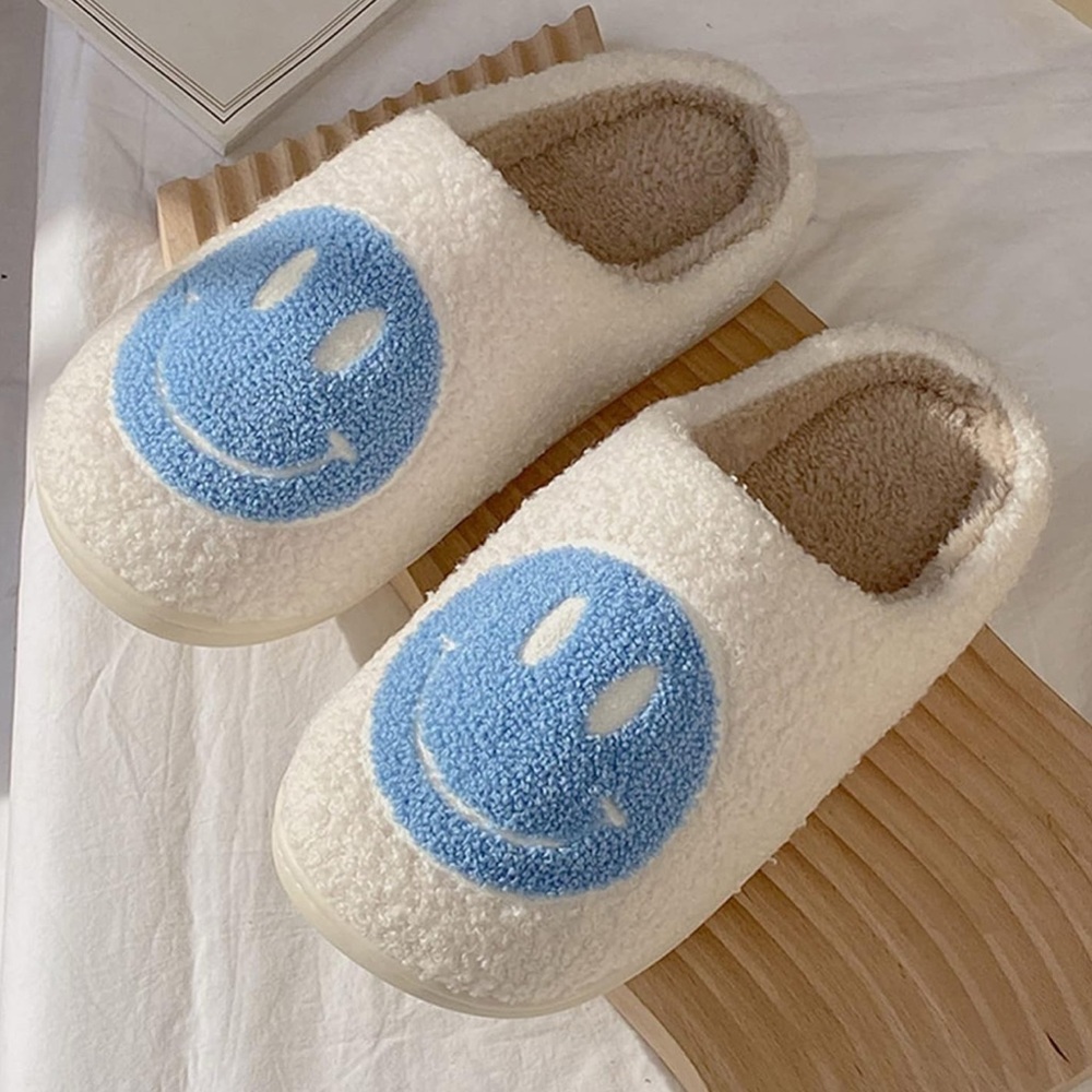 NWOT Women’s Light Blue Retro Smiley Fluffy Slippers Size 5-6